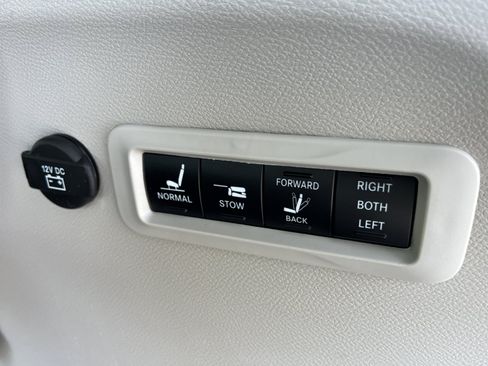 Used 2021 Chrysler Pacifica Limited w/ Uconnect Theater Family Group AWD/4WD image 16