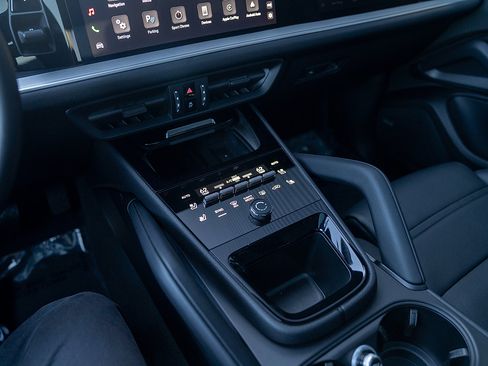 Certified 2025 Porsche Cayenne Coupe image 15