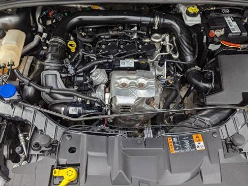 Used 2018 Ford Focus SE w/ SE Appearance Package image 28