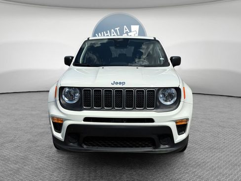 Used 2023 Jeep Renegade Latitude AWD/4WD image 9