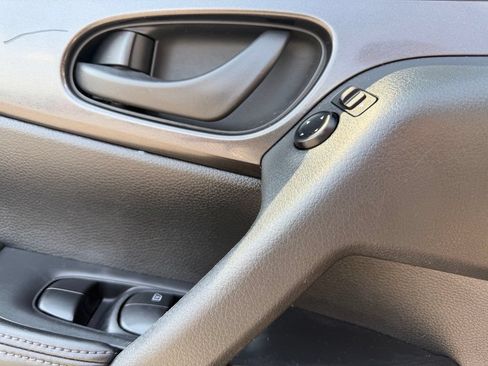 Used 2020 Nissan Rogue S FWD image 15