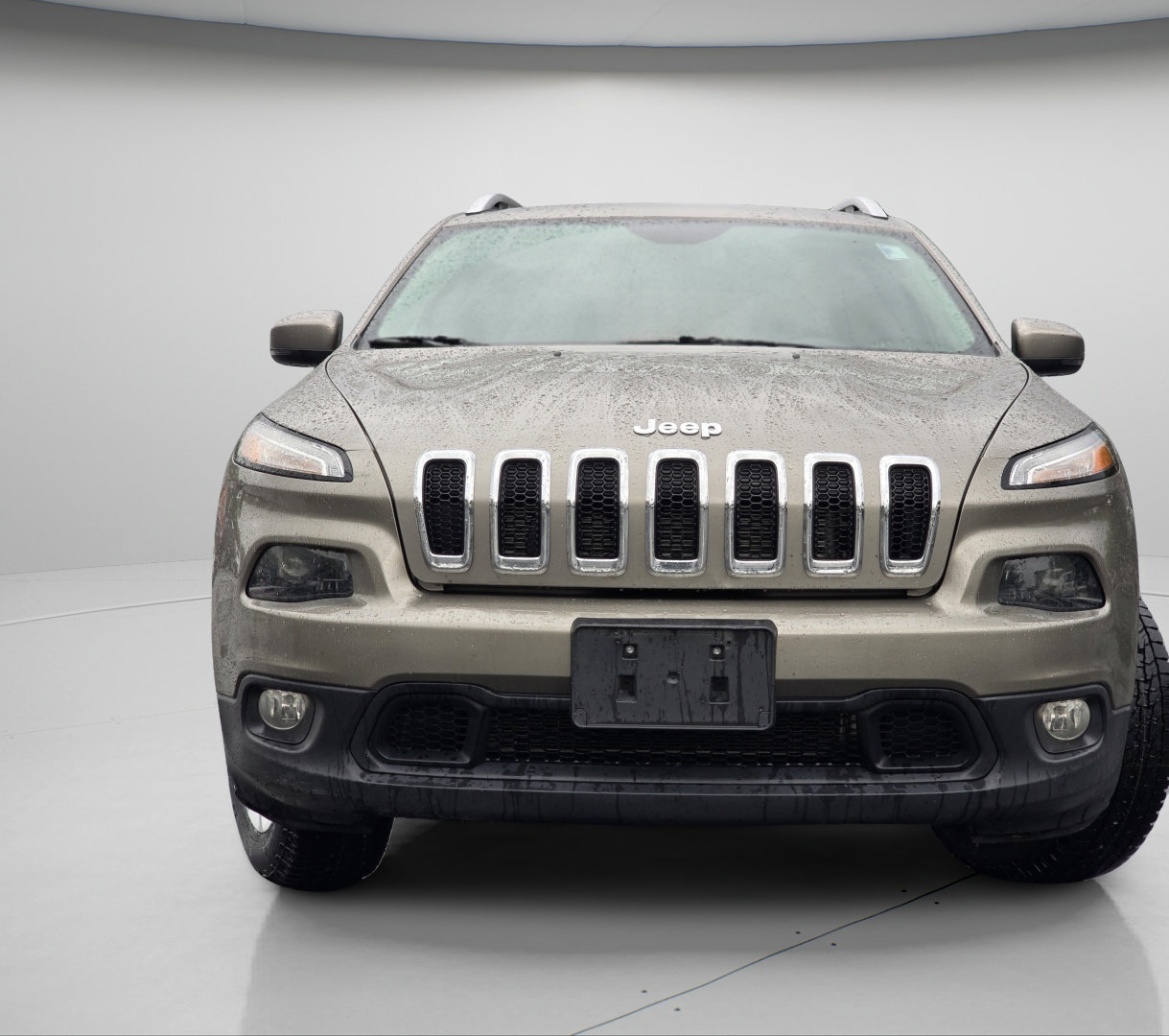 Used 2018 Jeep Cherokee Latitude Plus w/ Cold Weather Group AWD/4WD image 3