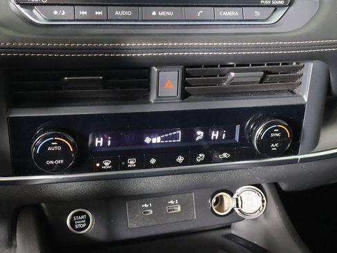 Used 2023 Nissan Rogue SV image 39