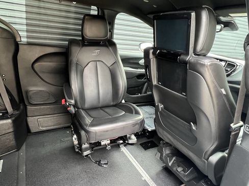 Used 2023 Chrysler Pacifica Touring-L w/ Uconnect Theater Family Group image 22