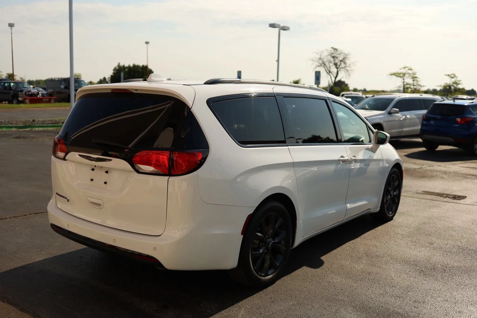 Used 2020 Chrysler Pacifica Touring-L w/ S Appearance Package FWD image 5