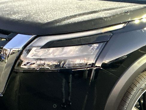 New 2025 Nissan Pathfinder Platinum image 9