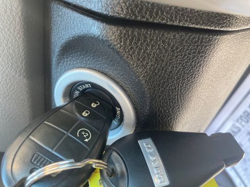 Used 2017 RAM 1500 Classic SLT w/ SLT Plus D￩cor Group image 33