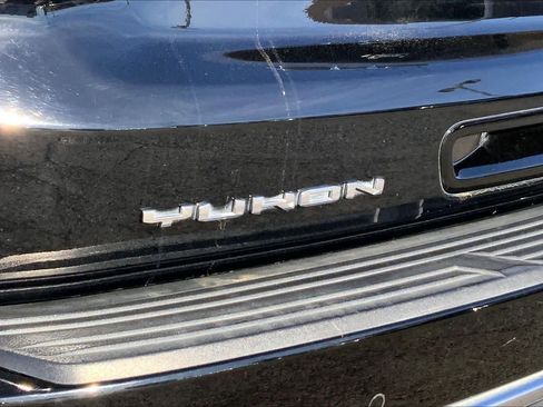 Used 2022 GMC Yukon XL Denali w/ Denali Premium Package image 9