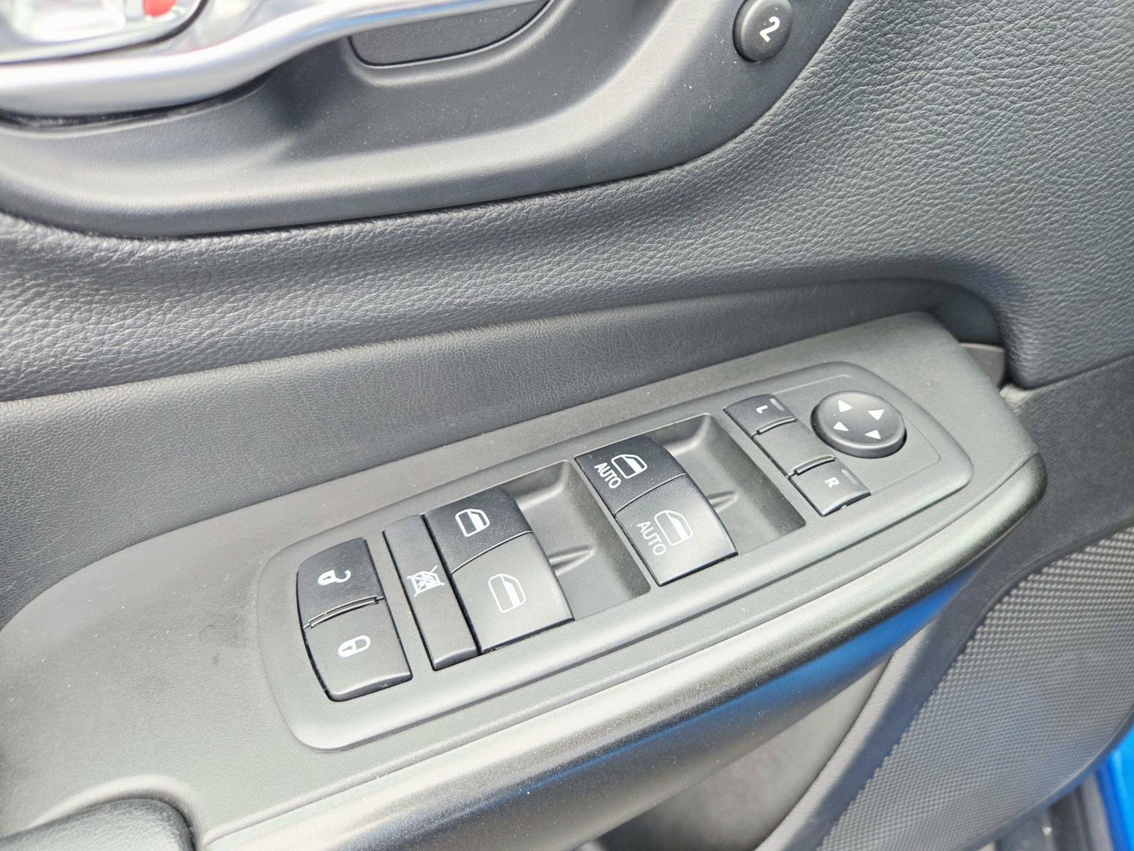 Used 2019 Jeep Cherokee Trailhawk AWD/4WD image 40