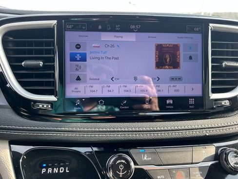 Used 2022 Chrysler Pacifica Touring-L image 23