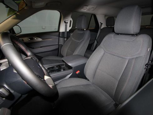 Used 2025 Ford Explorer Active image 4