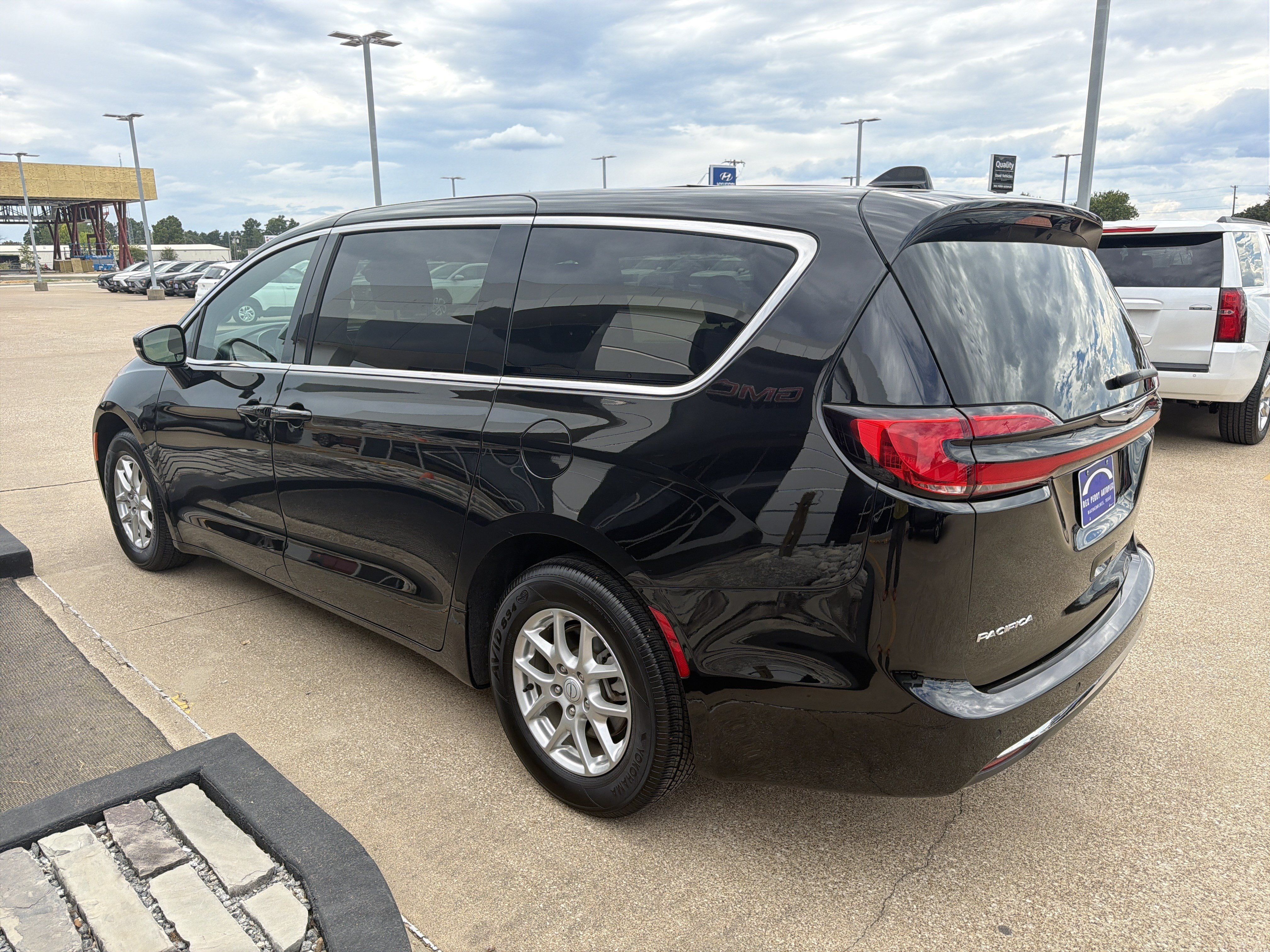 Used 2025 Chrysler Pacifica Select FWD image 4