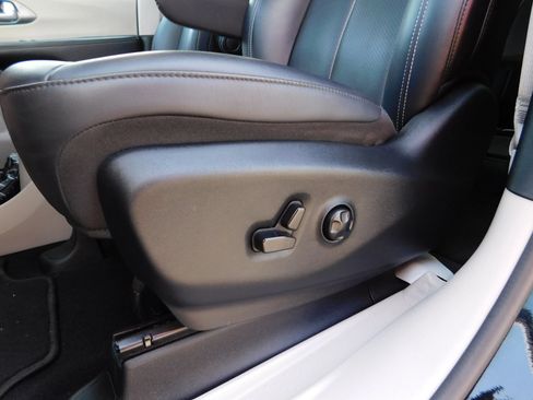 Used 2024 Chrysler Pacifica Touring-L FWD image 17