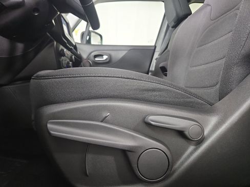 Certified 2018 Jeep Renegade Latitude w/ Cold Weather Group image 31