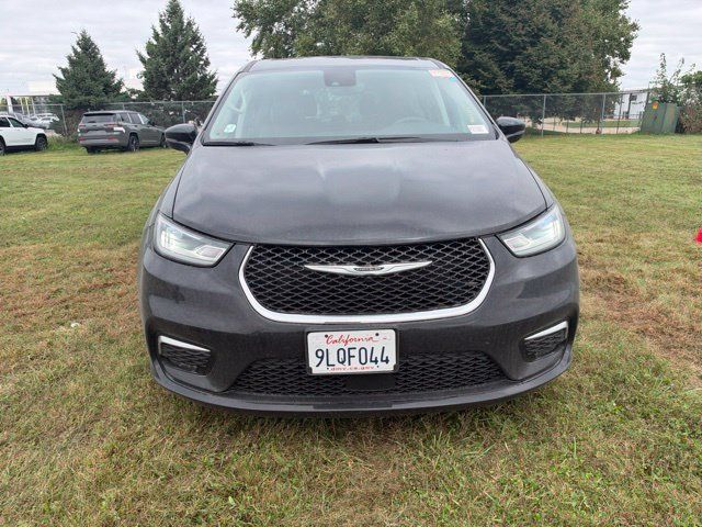 Used 2024 Chrysler Pacifica Touring-L FWD image 3