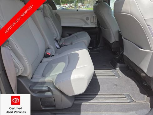 Certified 2025 Toyota Sienna XLE FWD image 17