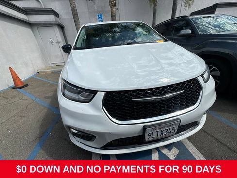 Used 2024 Chrysler Pacifica Touring-L FWD image 2