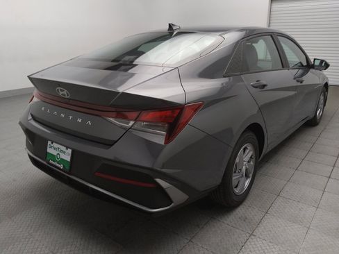 Used 2025 Hyundai Elantra SE w/ Cargo Package FWD image 9