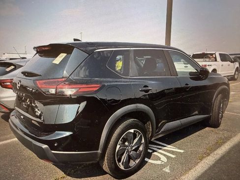 Used 2024 Nissan Rogue SV FWD image 2