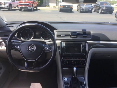 Used 2018 Volkswagen Passat 2.0T SE w/ SE Lighting Package FWD image 10
