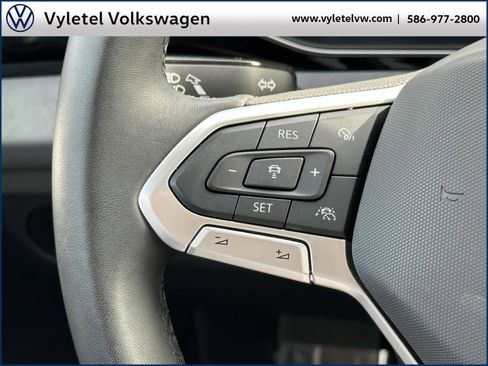 Certified 2025 Volkswagen Jetta SE w/ Sunroof Package image 23