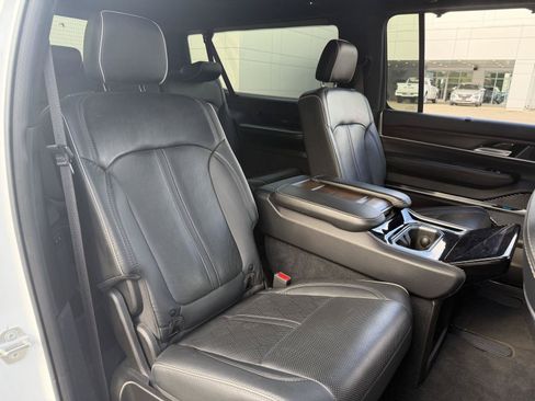 Used 2023 Jeep Grand Wagoneer L Series II AWD/4WD image 18