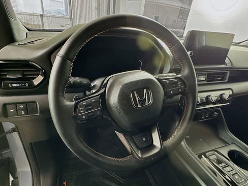 Used 2023 Honda Pilot TrailSport image 9