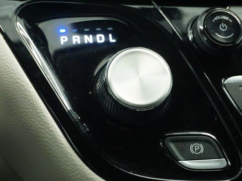 Used 2024 Chrysler Pacifica Select image 29