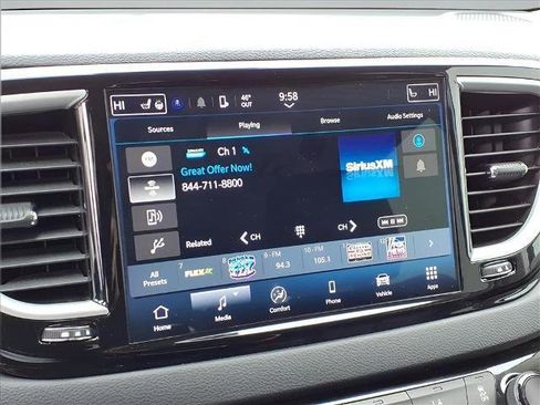 Used 2024 Chrysler Pacifica Touring-L image 12