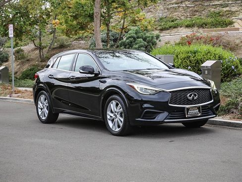 Used 2017 INFINITI QX30 image 9