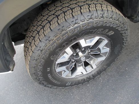 Used 2021 Toyota Tacoma TRD Off-Road w/ TRD Premium Off Road Package image 14