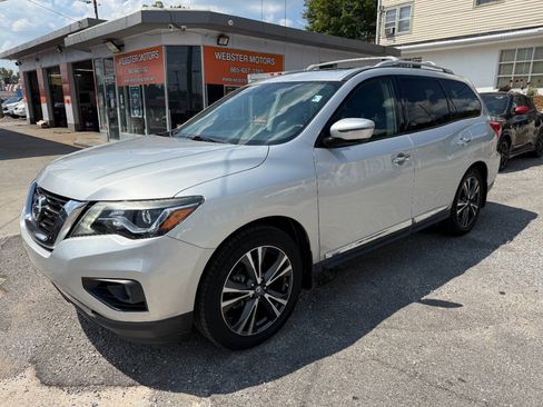 Used 2018 Nissan Pathfinder Platinum FWD image 2