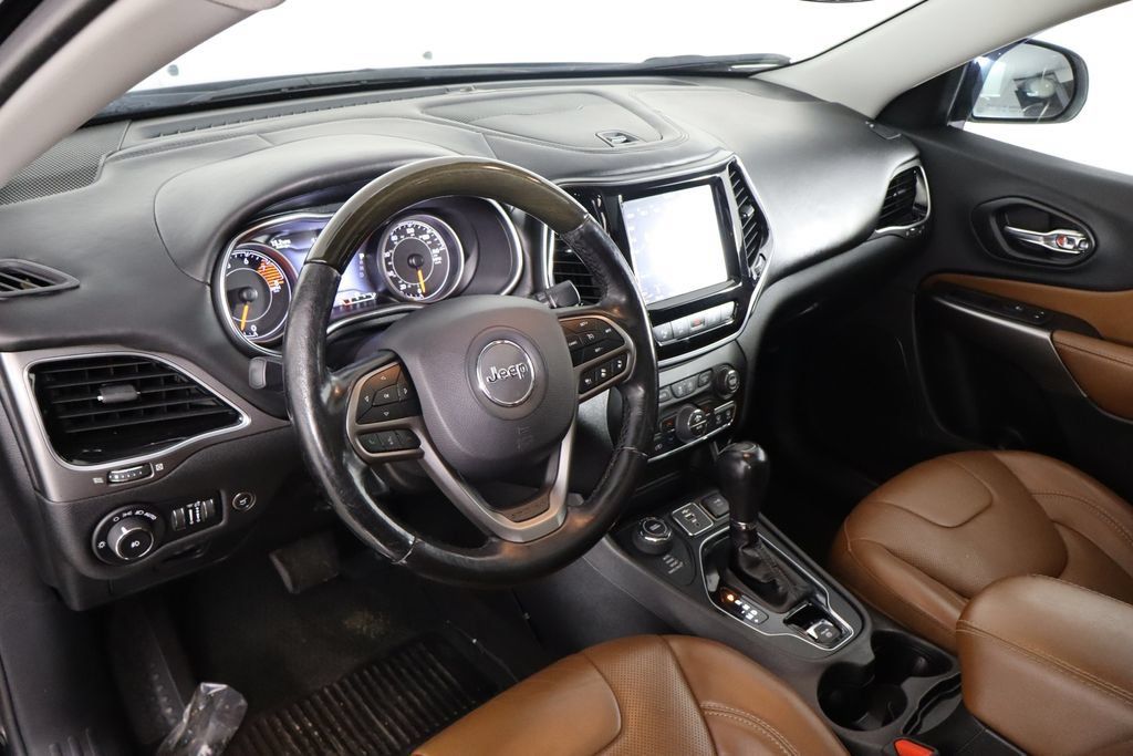 Used 2019 Jeep Cherokee Overland w/ Technology Group AWD/4WD image 27