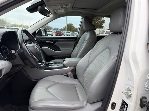 Used 2020 Toyota Highlander XLE image 26
