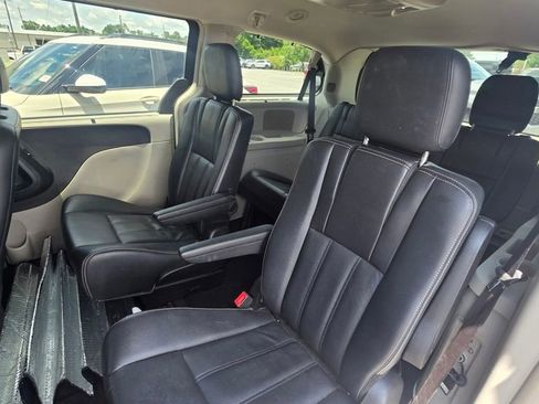 Used 2014 Chrysler Town & Country Touring FWD image 4
