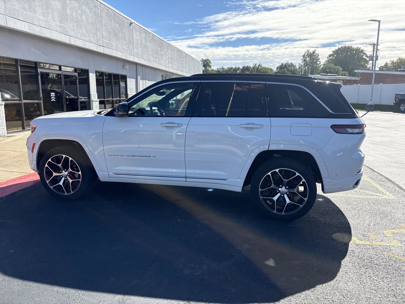 Used 2025 Jeep Grand Cherokee Summit AWD/4WD image 8