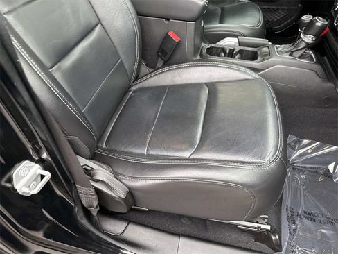 Used 2019 Jeep Wrangler Unlimited Sahara image 12