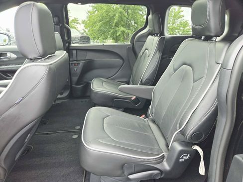 Used 2024 Chrysler Pacifica Limited w/ S Appearance Package FWD image 14