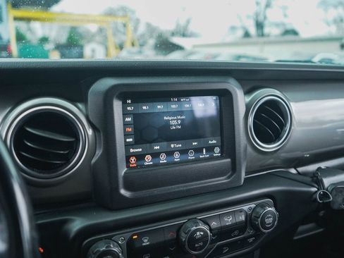 Used 2020 Jeep Wrangler Unlimited Sahara image 25