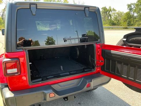 Used 2018 Jeep Wrangler Unlimited Sahara w/ Uconnect 4C Nav & Sound Group AWD/4WD image 11