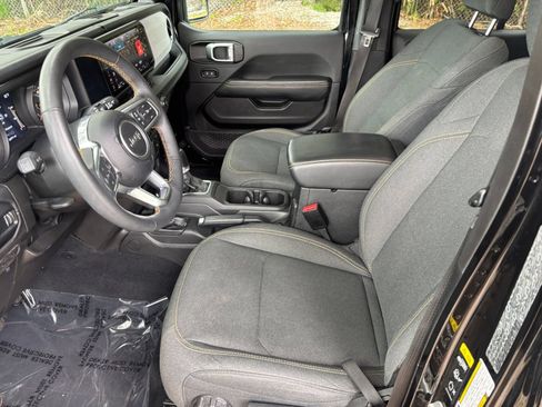 Used 2025 Jeep Wrangler Unlimited Sahara AWD/4WD image 28