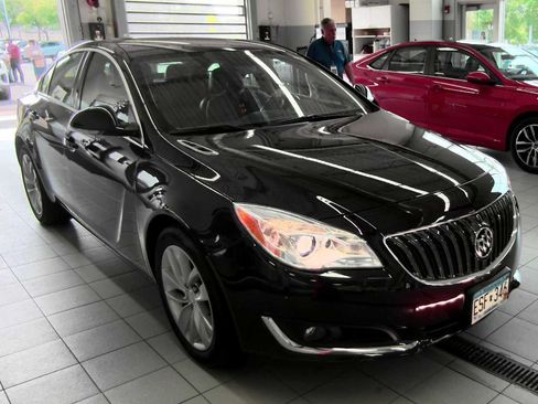 Used 2017 Buick Regal AWD image 2