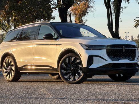 New 2026 Lincoln Nautilus Reserve w/ Jet Appearance Package image 2