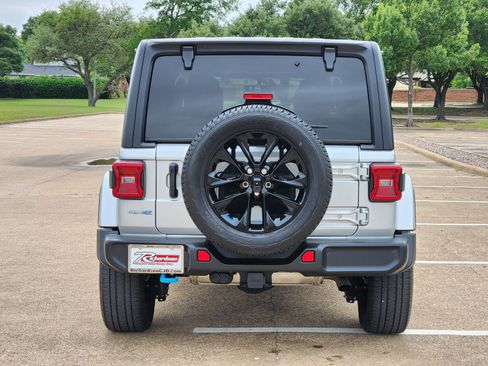 Used 2023 Jeep Wrangler Unlimited Sahara w/ Cold Weather Group AWD/4WD image 5