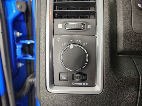 Used 2022 RAM 1500 Classic SLT image 29