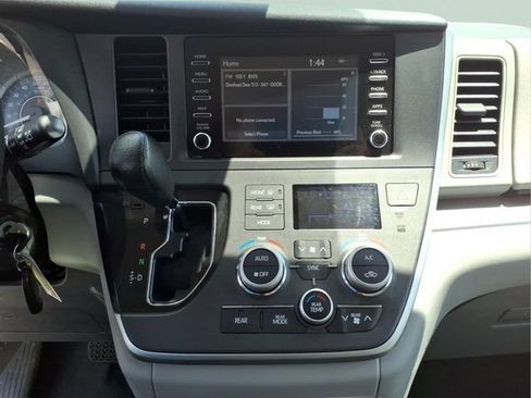 Used 2020 Toyota Sienna L FWD image 18