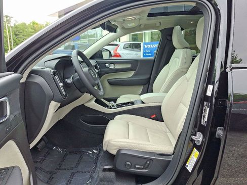 Used 2023 Volvo XC40 B5 Plus w/ Protection Package Premier AWD/4WD image 13