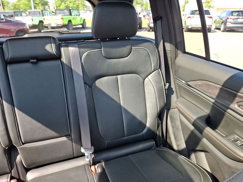 Used 2025 Jeep Grand Cherokee Overland AWD/4WD image 14