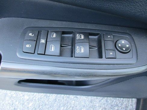 Used 2016 Jeep Cherokee Limited w/ Luxury Group AWD/4WD image 14