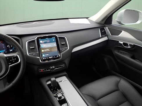 Used 2024 Volvo XC90 B5 Core w/ Protection Package Premier image 9